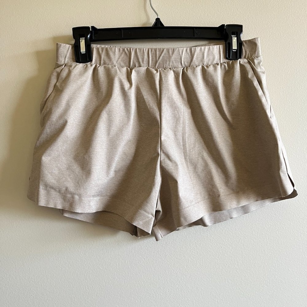 UNIQLO ultra stretch active shorts Womens Beige Size M Pockets Athletic Run Hike